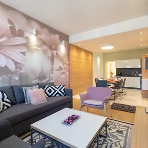 Vitosha Blvd Luxury 2-bedroom, 2-bathroom With Balcony דירה סופיה